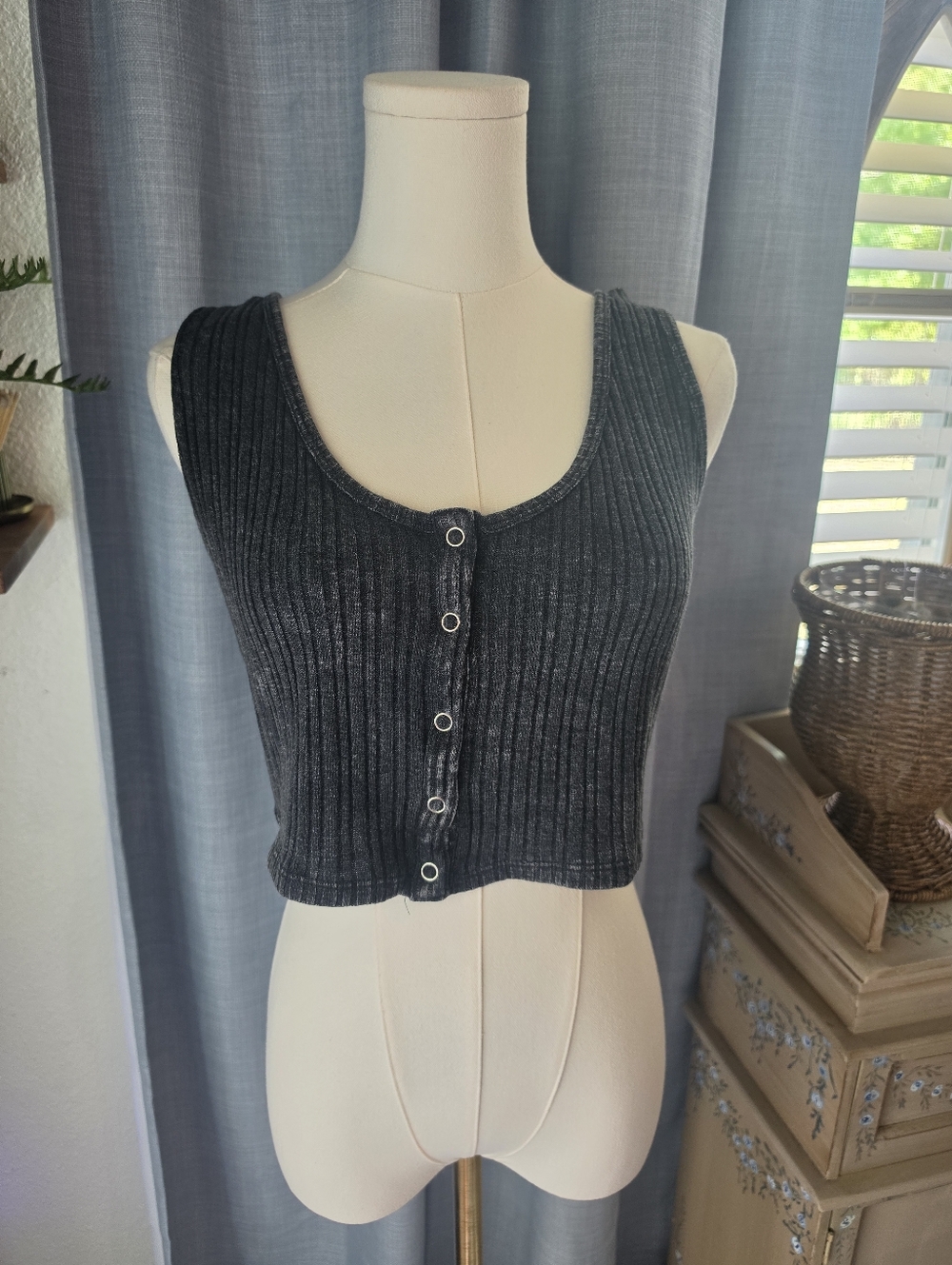 wild fable Charcoal Ribbed Snap-Front Cropped Tank